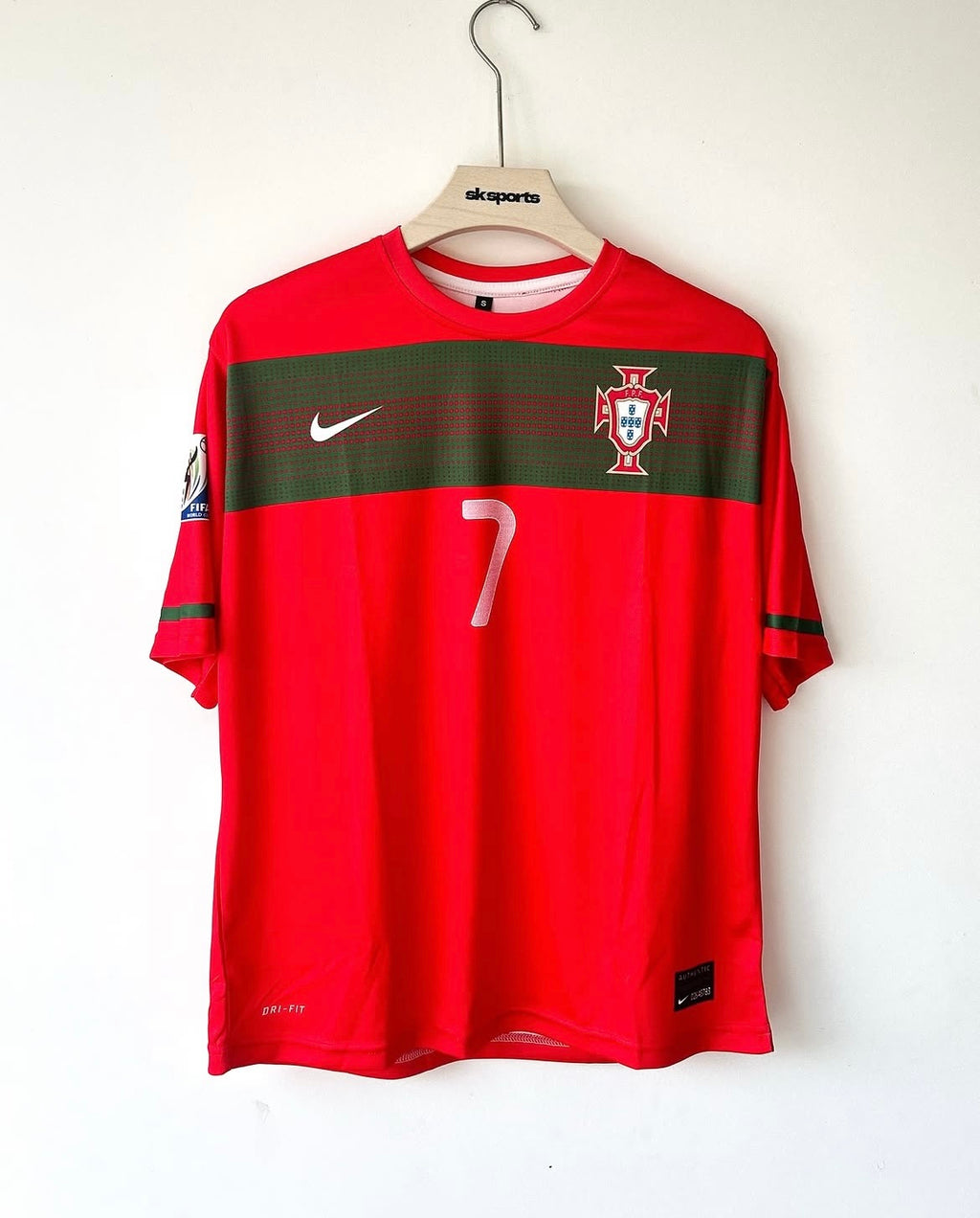 PORTUGAL 2010-12 HOME KIT RONALDO FIVE SLEEVES