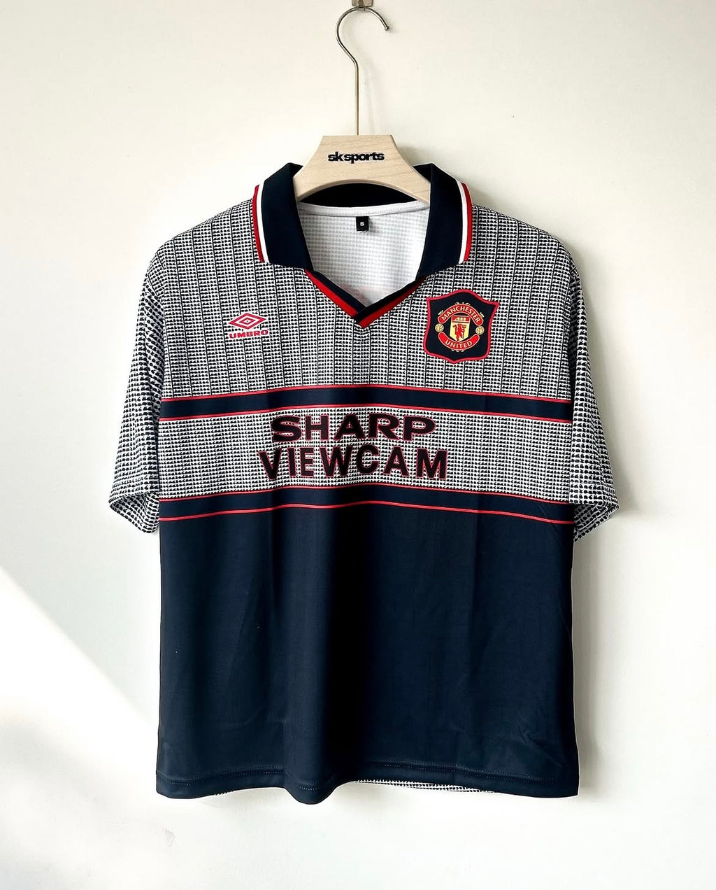 MAN UNITED 1995-96 CANTONA RETRO FIVESLEEVES
