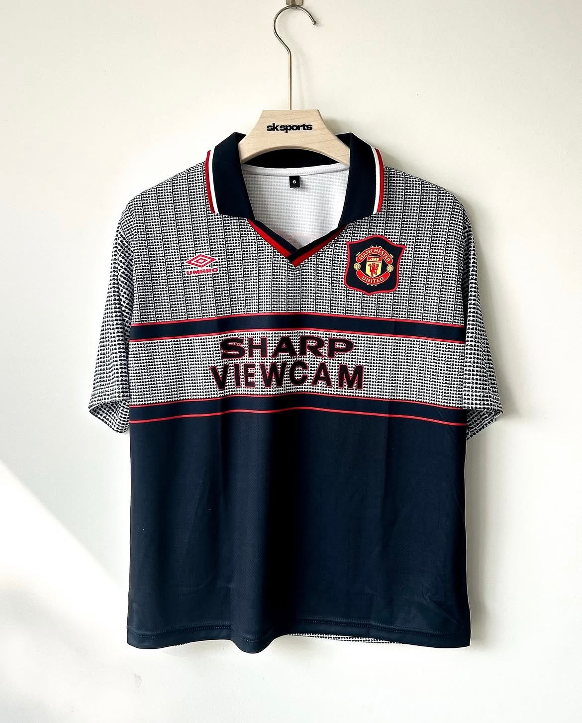 MAN UNITED 1995-96 CANTONA RETRO FIVESLEEVES