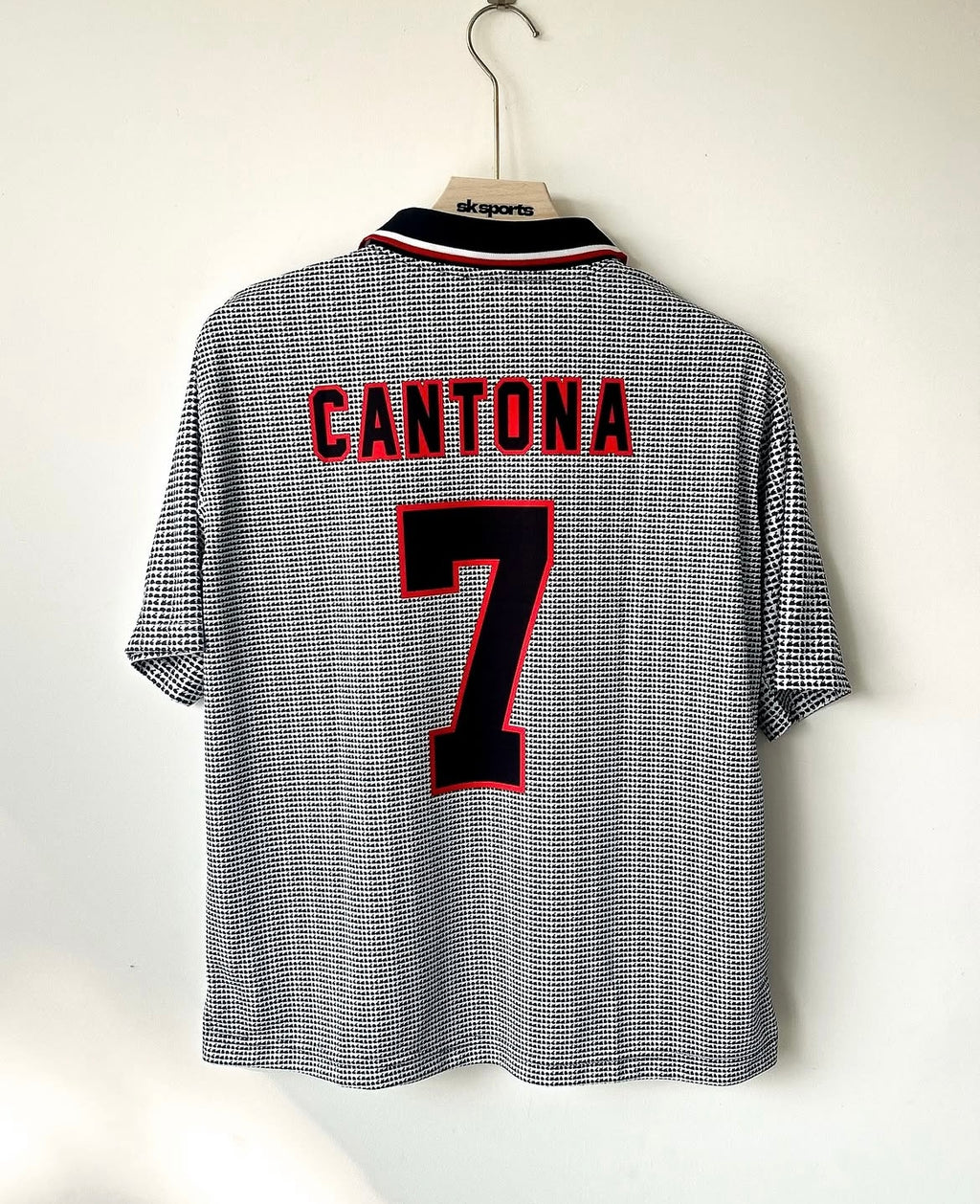 MAN UNITED 1995-96 CANTONA RETRO FIVESLEEVES