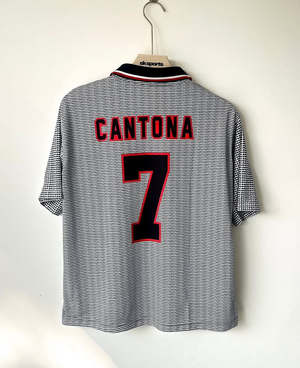 MAN UNITED 1995-96 CANTONA RETRO FIVESLEEVES