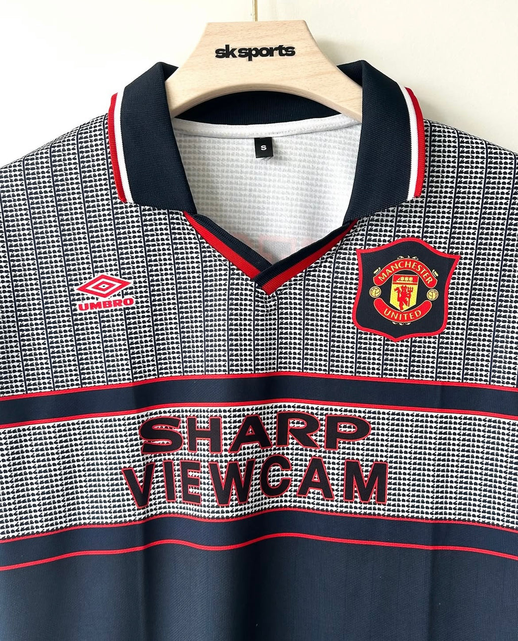 MAN UNITED 1995-96 CANTONA RETRO FIVESLEEVES